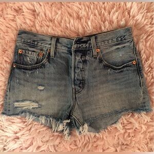 LEVIS 501 jean shorts so flattering!!!